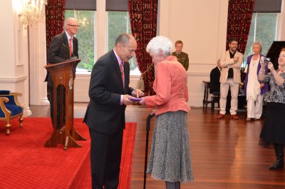 The Governor-General, Sir Jerry Mateparae presents an award to one of the Katherine Mansfield Birthplace volunteers.