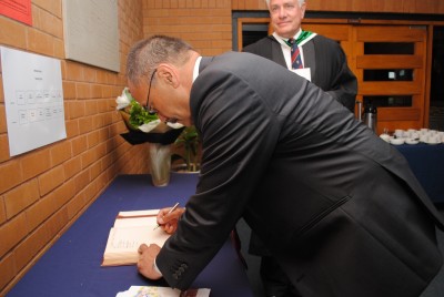 Sir Jerry Mateparae signs the King's College guestbook.