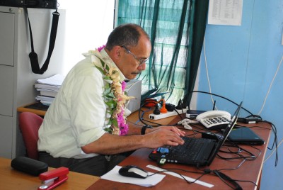 The Governor-General sends a 'tweet' and Facebook Post via satellite internet at Matiti School.