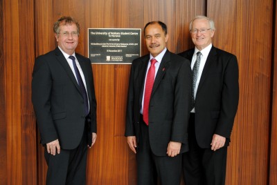 The Governor-General unveils the plaque to officially open the new Student Centre.
