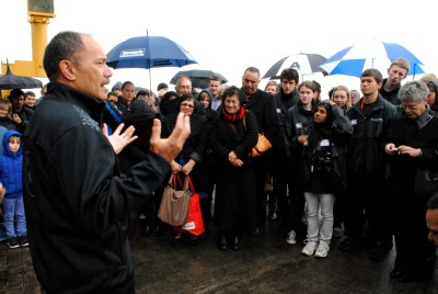 Sir Jerry Mateparae invites the Young Blake Expedition Team to board HMNZS Canterbury.