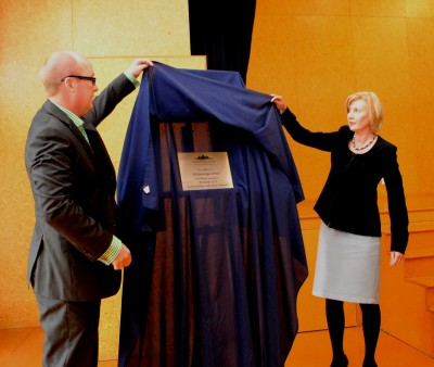 Lady Janine Mateparae, together with Paul Fifield , Chairperson of the Whakarongo School Board of Trustees, unveils the plaque to officially open the Navigator Centre.